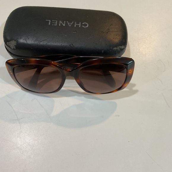 Chanel tortoise sunglasses with black Chanel case - Picture 3 of 12